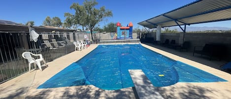 Piscina all'aperto, una piscina riscaldata