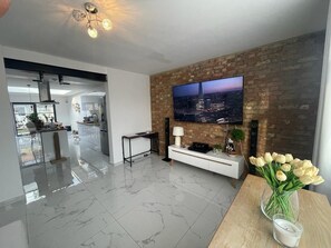 TV - Cheerful 2 bedroom house with garden (LONDON)