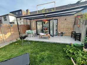 Outdoor dining - Cheerful 2 bedroom house with garden (LONDON)