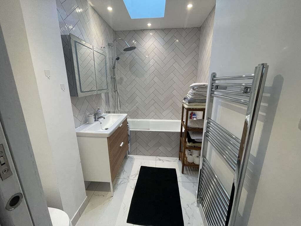 Combined shower/bathtub, hair dryer, towels, soap