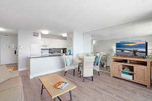 Un apartamento moderno con cocina, comedor y sala de estar.