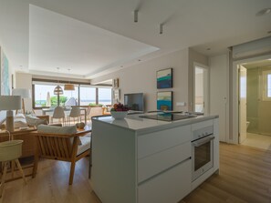 Een koelkast, een microgolfoven, een oven, een vaatwasser