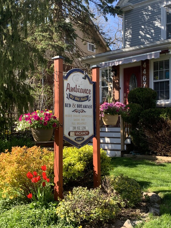 Exterior - Ambiance by the Falls Cozy Suite (Niagara Falls)