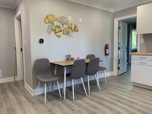 Dining room - Ambiance by the Falls Cozy Suite (Niagara Falls)