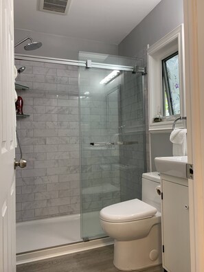 Bathroom - Ambiance by the Falls Cozy Suite (Niagara Falls)