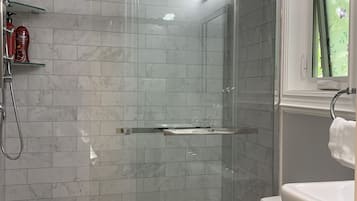 Comfort House, 2 Bedrooms | Bathroom | Shower, hydromassage showerhead, designer toiletries, hair dryer