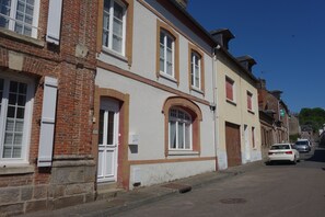 A street view of a row of traditional buildings with brick facades and white window frames. - 3-star village house on the Alabaster Coast between the sea and the lake (Vittefleur)