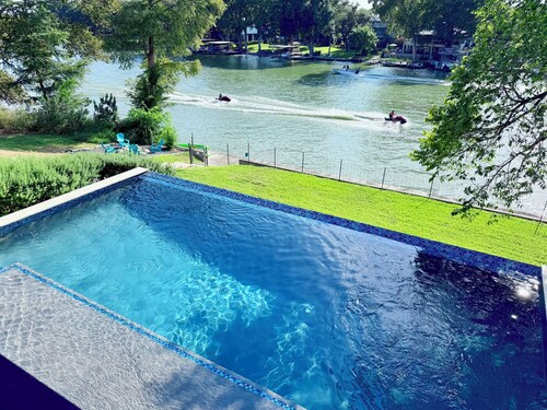Lakefront 5BR w/ Pool, Hot Tub & Game Room. Sleeps 24. Family-Friendly