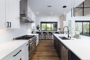 Kjøleskap, mikrobølgeovn, ovn og kokeplater