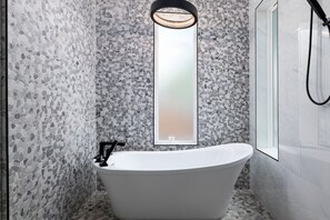 Ensemble douche/baignoire, douche à « effet pluie », sèche-cheveux