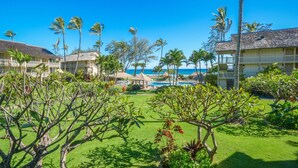 Ein Resort mit mehreren Gebäuden, einem Swimmingpool und Palmen.
