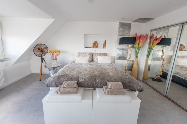 3 bedrooms, desk, iron/ironing board, free WiFi - Designer Waterfront Oasis ~ Spa & Sauna ~ Terrace (Zwanenburg)