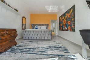 1 室のベッドルーム、デスク、WiFi (無料)、ベッドシーツ