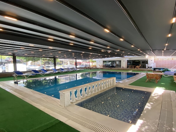 Una piscina al aire libre