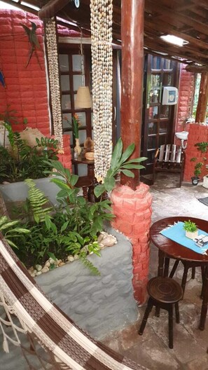 Een 32-inch flatscreentelevisie met kabelzenders en een televisie