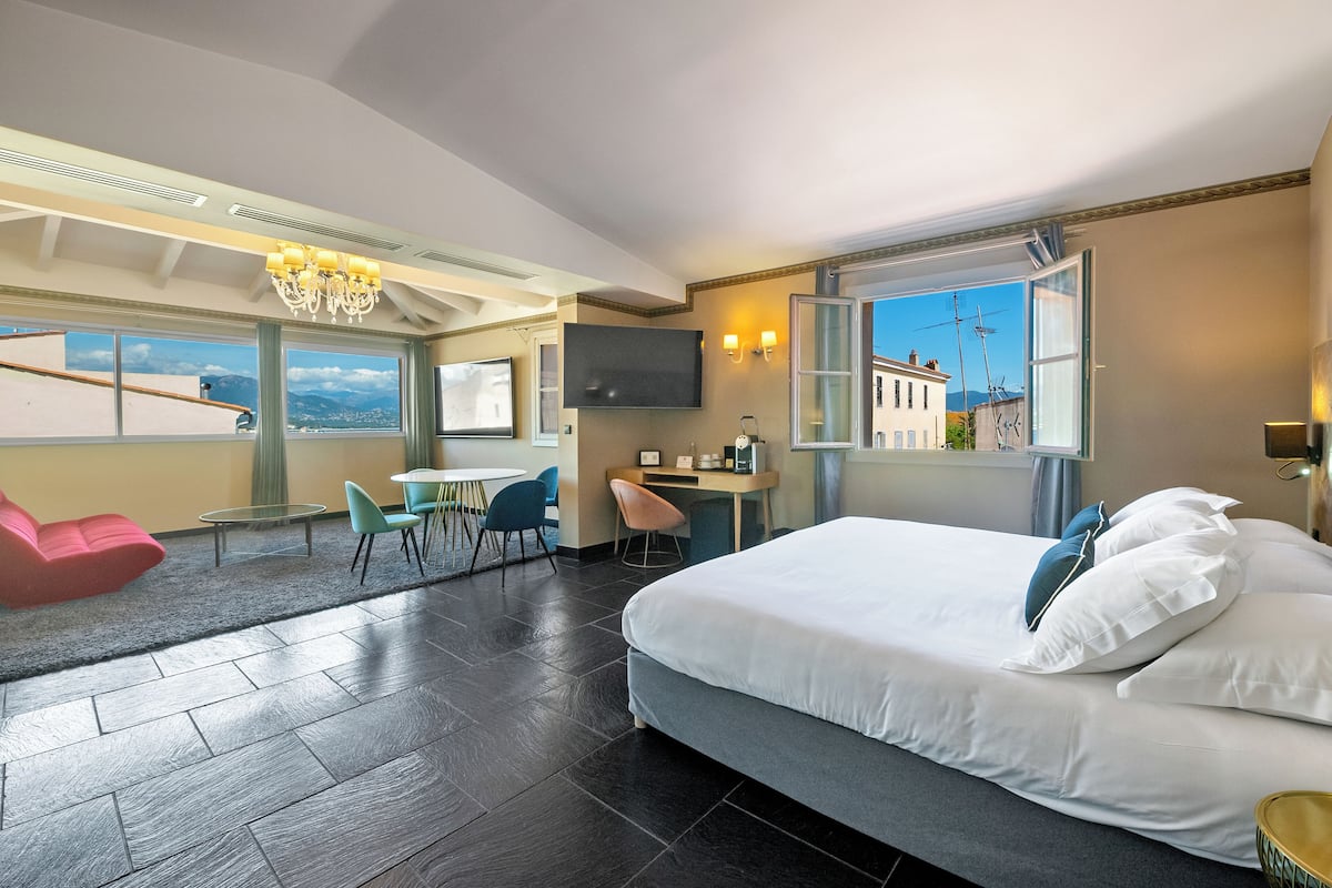 Junior suite, uitzicht op zee | 1 slaapkamer, luxe beddengoed, een kluis op de kamer, een laptopwerkplek