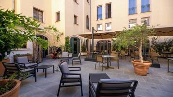 Petit déjeuner buffet (32 EUR par personne)