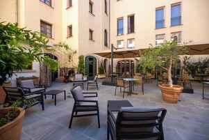 每日供应自助式早餐（每人 EUR 32）