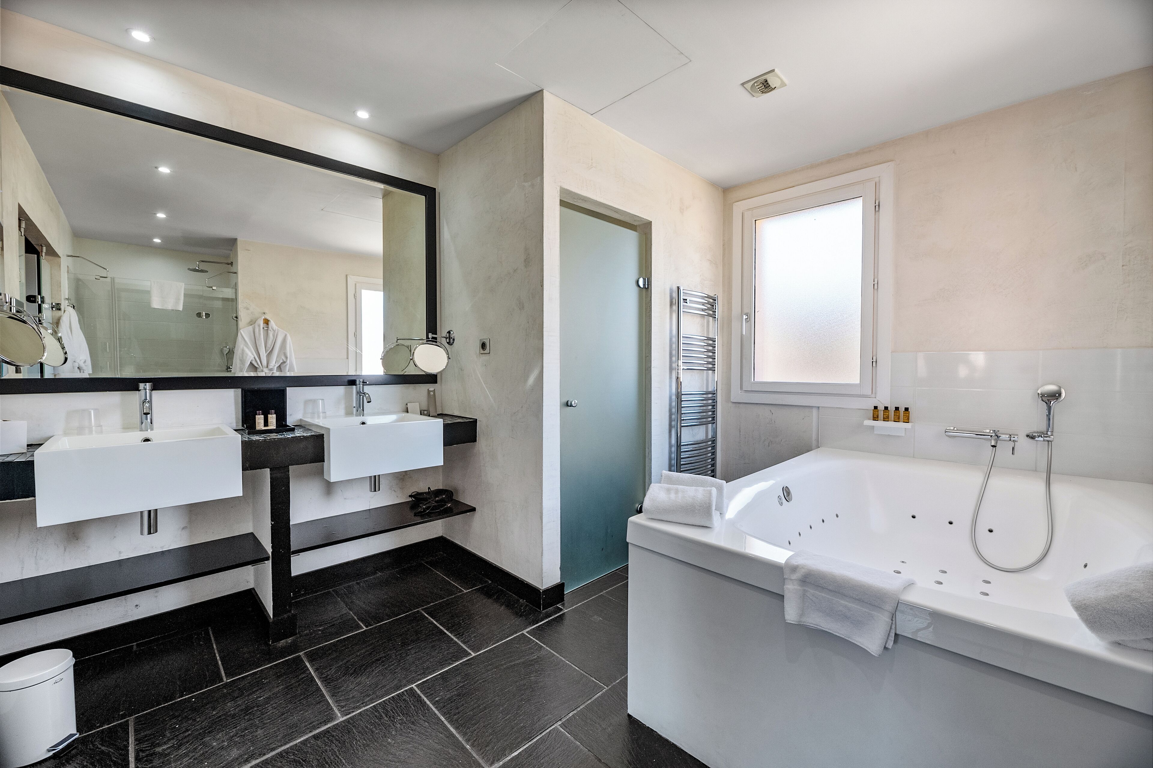 junior suite, sea view | bathroom | free toiletries, hair dryer, towels