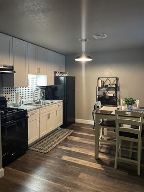 Refrigerador, microondas, horno y parrilla de estufa 