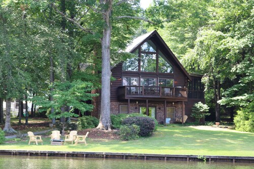 Rustic Log Cabin with amazing view of Lake Gaston!