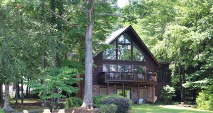 Rustic Log Cabin with amazing view of Lake Gaston!