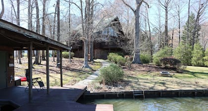 Rustic Log Cabin with amazing view of Lake Gaston!