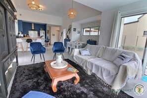 Una televisión, un reproductor de DVD, libros, una oficina