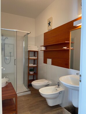 Dusche, Haartrockner, Bidet, Handtücher