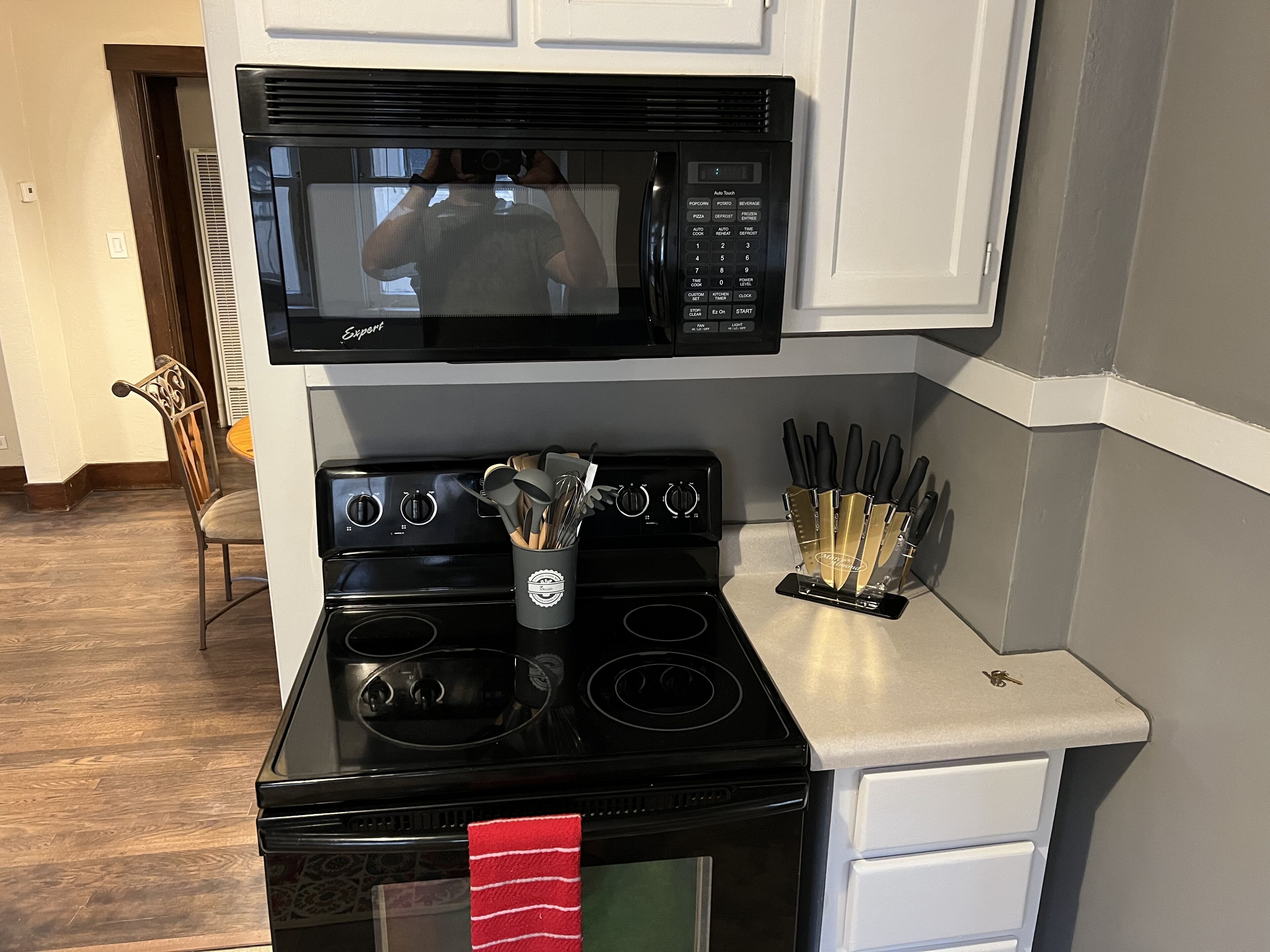 Jääkaappi, mikroaaltouuni, uuni, liesi