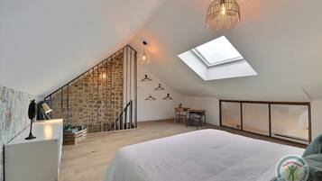 2 bedrooms, iron/ironing board, Internet, bed sheets