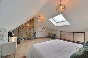 2 bedrooms, iron/ironing board, internet, bed sheets