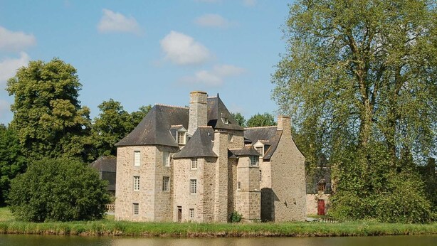 A historic stone building with multiple towers and a large tree in the background. - Victor - RIVES DU COUESNON (RIVES-DU-COUESNON)