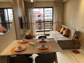 Apartamento clássico | Área de estar | TV LCD