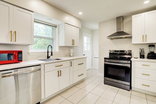 Cozy Modern Single Family 5BD 2BA Home