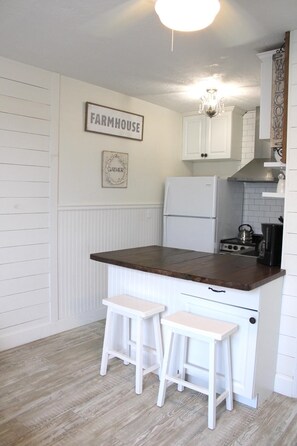 Fridge, microwave, oven, stovetop - Cozy Beachside Cottage Studio (New Smyrna Beach)