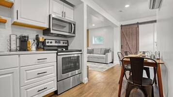 Fridge, oven, stovetop, coffee/tea maker