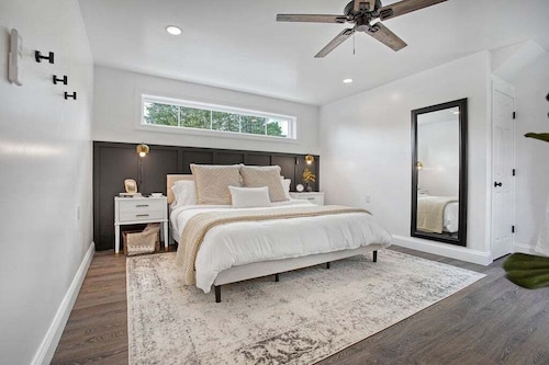 Cozy Apt with King Bed - Full Kitchen - Desk Area