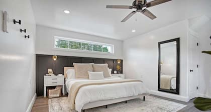 Cozy Apt with King Bed - Full Kitchen - Desk Area