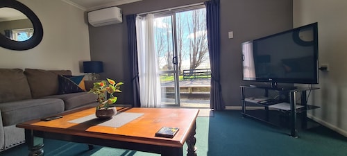 Kawakawa Cottage - lovely rural outlook. Convenient location to Manfield Park