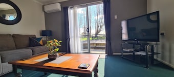 Kawakawa Cottage - lovely rural outlook. Convenient location to Manfield Park