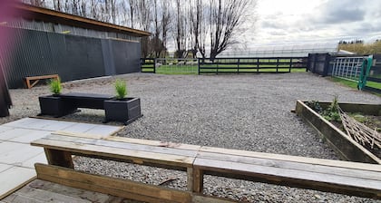 Kawakawa Cottage - lovely rural outlook. Convenient location to Manfield Park