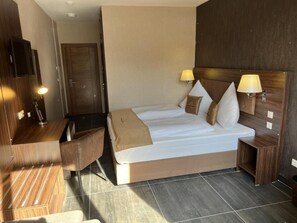 In-room safe, iron/ironing board, free WiFi - Hotel Pasa Paradies (Hanau)