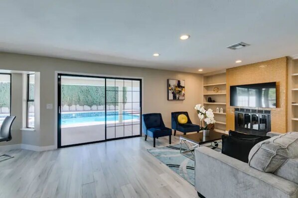 Smart-tv och eldstad