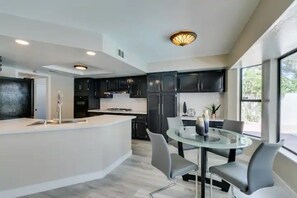 Kylskåp, mikrovågsugn, ugn och spishäll