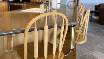 Geladeira, micro-ondas, fogão, lava-louças