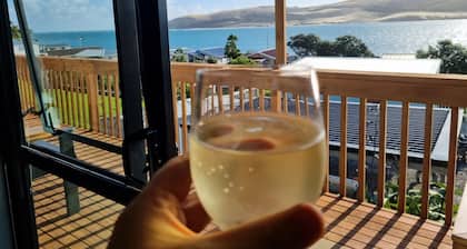 Gorgeous cottage, stunning ocean views, 1 min to the beach! Relax & recharge đ
