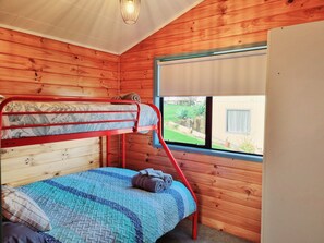2 bedrooms, iron/ironing board, free WiFi, bed sheets - Gorgeous cottage, stunning ocean views,  1 min to the beach! Relax & recharge 😍 (Opononi)