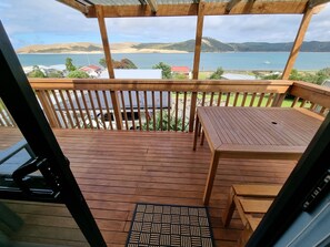 Outdoor dining - Gorgeous cottage, stunning ocean views,  1 min to the beach! Relax & recharge 😍 (Opononi)