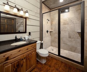 Douche, sèche-cheveux, serviettes fournies